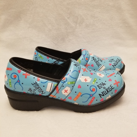 spring step nursing clogs